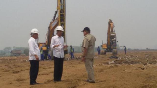 Presiden Jokowi didampingi Gubernur Sumsel saat meninjau progress pembangunan jalan Tol Trans Sumate